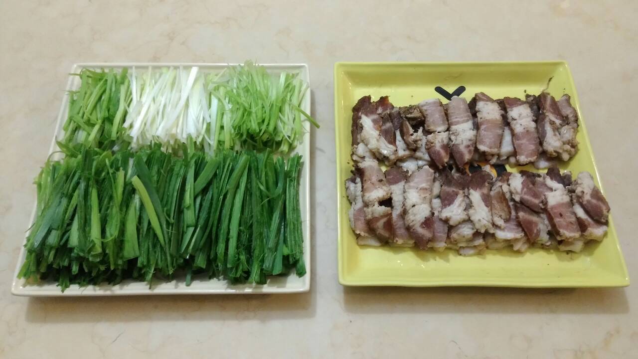 臘肉切片蒜苗切絲-熊麻吉金門高梁臘肉