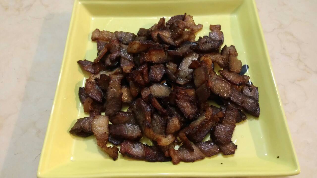 臘肉炒成金黃色-熊麻吉金門高梁臘肉